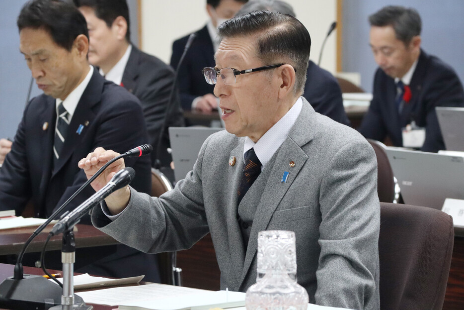 秋田県議会の委員会で答弁する佐竹敬久知事。佐竹知事は、クマの駆除を巡り県に寄せられるクレームの電話について、「話して分からない人にはあまりお付き合いする必要はない」との見解を示した＝１８日午後、秋田市