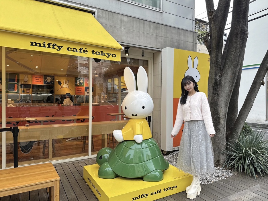 「miffy café tokyo」。お店の外には大きなミッフィーが！絶好の写真スポット