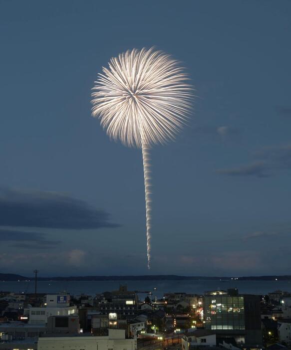 長岡市の豊田小の６年生が打ち上げを企画した能登の復興を祈る花火＝１２月６日午後５時過ぎ、石川県七尾市