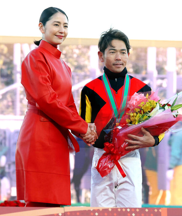 有馬記念を制した戸崎圭太騎手（右）を祝福する長澤まさみ（カメラ・池内　雅彦）