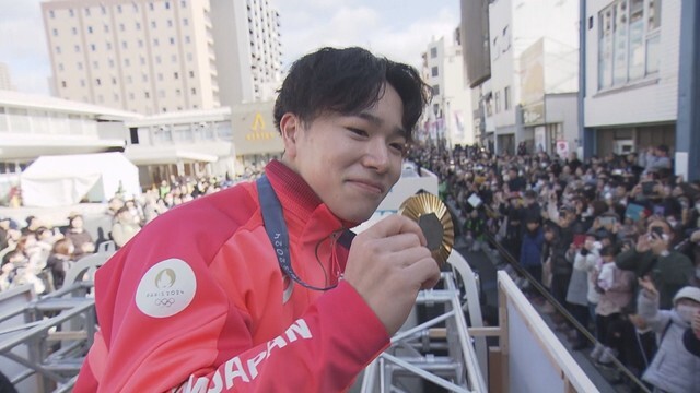 パレードに参加した岡慎之助選手　岡山・北区　9日