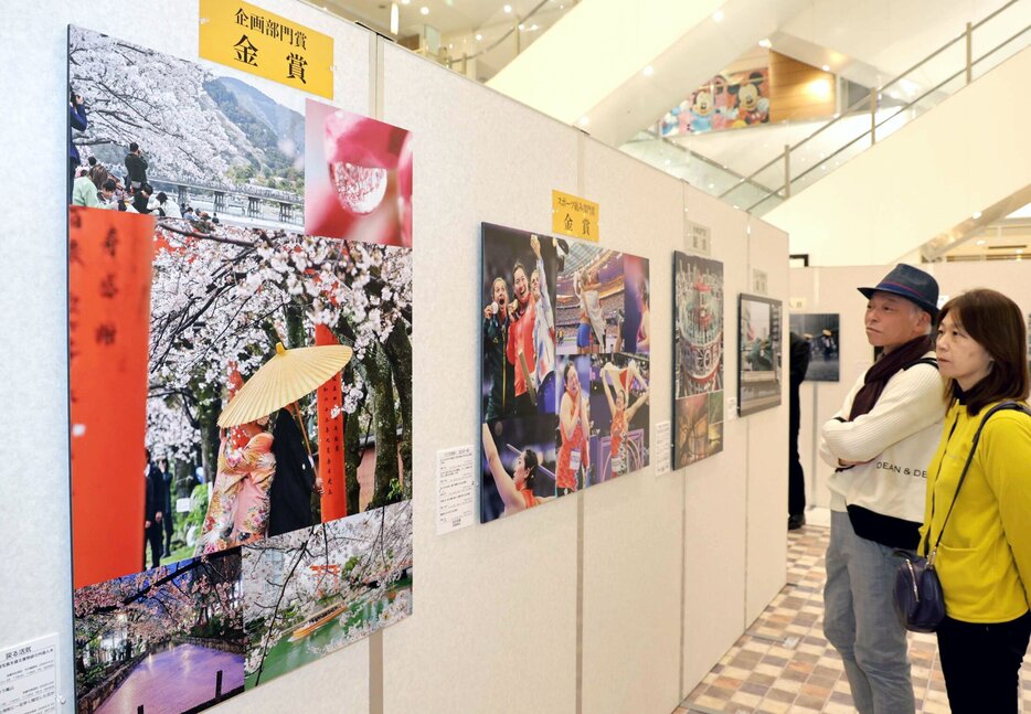 開幕した報道展の作品に見入る来場者（４日午前、京都市南区・イオンモールＫＹＯＴＯ）