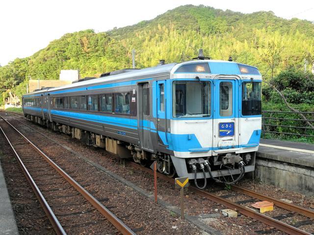 廃止される特急「むろと」=2020年10月13日午前7時26分、徳島県美波町の由岐駅、福家司撮影