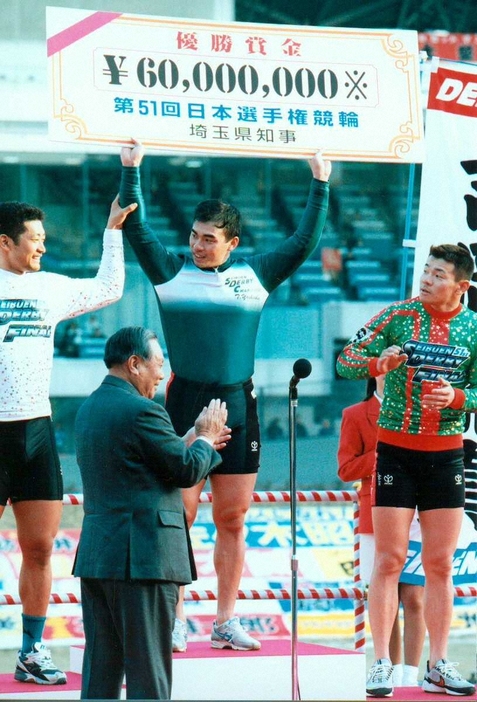 98年日本選手権競輪（西武園）。優勝した吉岡稔真を称える2着の神山雄一郎（左）。右は3着の稲村成浩