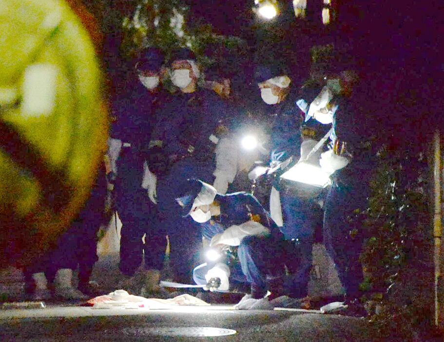 女子高生が刺殺され、現場付近を調べる捜査員＝東京都三鷹市