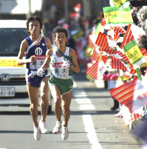 ８２回大会の亜細亜大は９区で首位に立った。力走する９区、山下拓郎選手（右）。順位では箱根駅伝史上最大の逆転劇だ（２００６年１月３日）