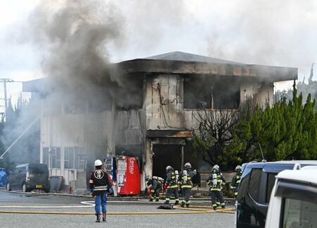 火災で煙を上げる事務所＝5日午前10時半ごろ、唐津市中瀬通