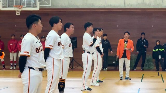 輪島市内の中学校で子どもたちと交流した巨人6選手