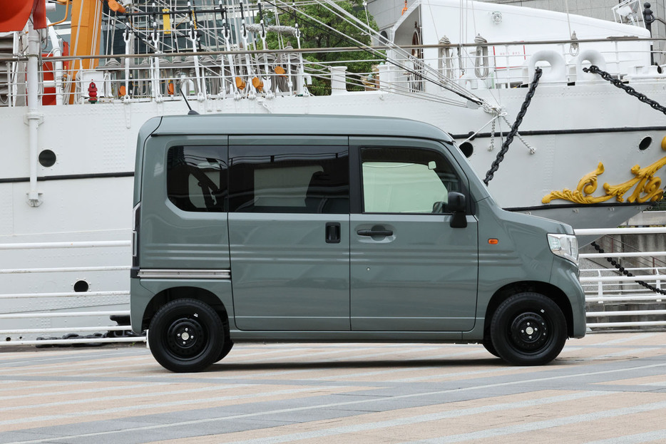 「N-VAN e： L4」のサイドビュー。ボディーサイズは全長×全幅×全高＝3395×1475×1960mm、ホイールベースは2520mmとなる。L4の車重は1130kg。積載量は「G」「L2」が350kgで、L4と「FUN」が300kgとなる。