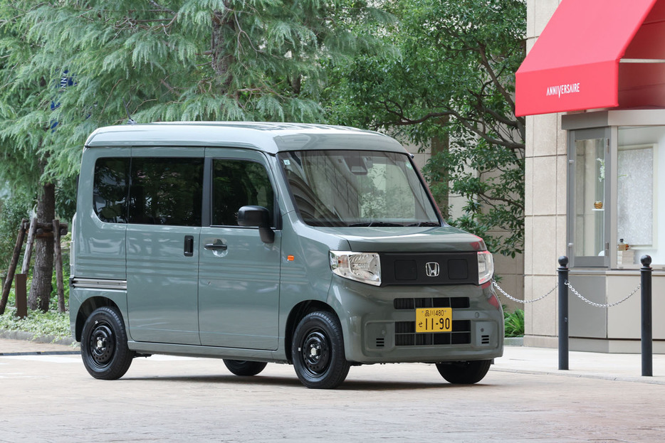 2024年10月に発売されたホンダの新型電気自動車（BEV）「N-VAN e：（エヌバンイー）」。軽商用車「N-VAN」をベースとしたBEVで、商用BEVとはしつつも、個人ユースにも対応する全4タイプがラインナップされている。