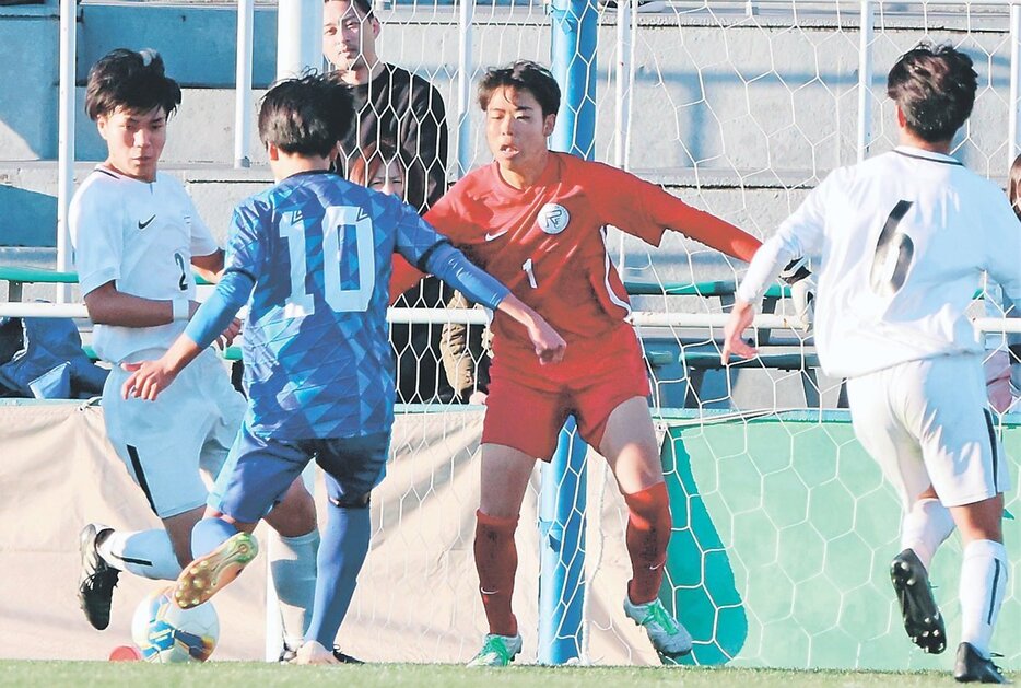 松山北－龍谷富山　後半、相手（青）に攻め込まれる龍谷富山＝味の素フィールド西が丘