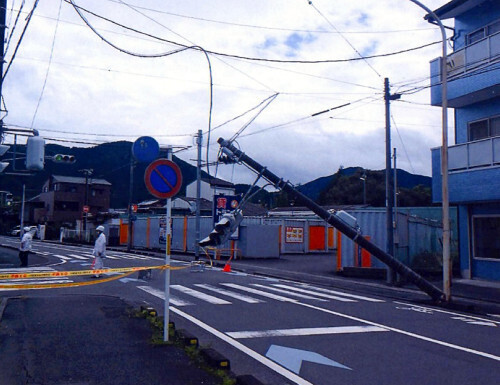 老朽化が原因で信号機の柱が倒壊した現場（今年７月、静岡市で）＝静岡県警提供