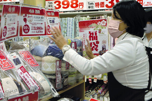 初売りに向けて準備が進む百貨店（静岡市葵区で）