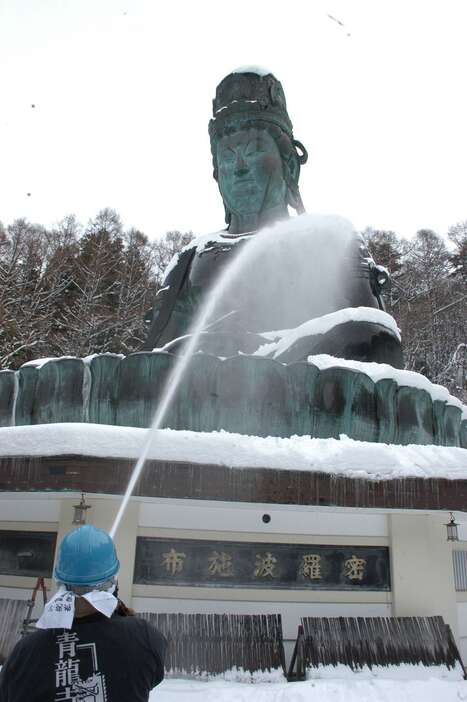 放水して汚れを落とした＝15日、青森市（福田徳行撮影）