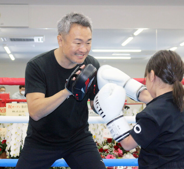 キッズボクサー相手にミットを持つ徳山昌守氏。かつてWBC世界スーパーフライ級王座を計９度防衛した。来春にはプロ加盟を予定する