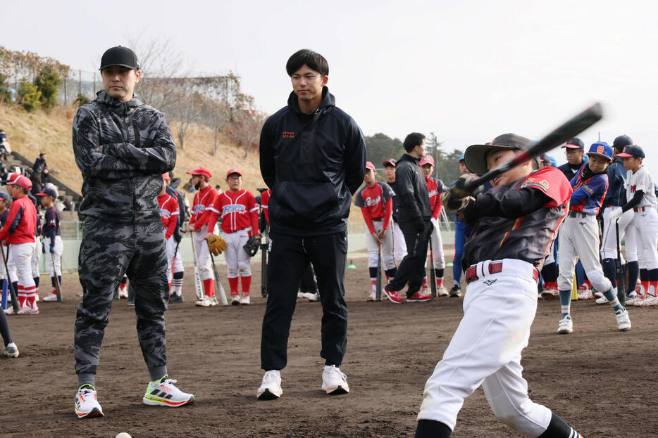 広陵高OB会野球教室で、小学生の打撃練習を見守る楽天ドラフト1位の宗山（中央）とDeNA佐野（撮影・加藤孝規）