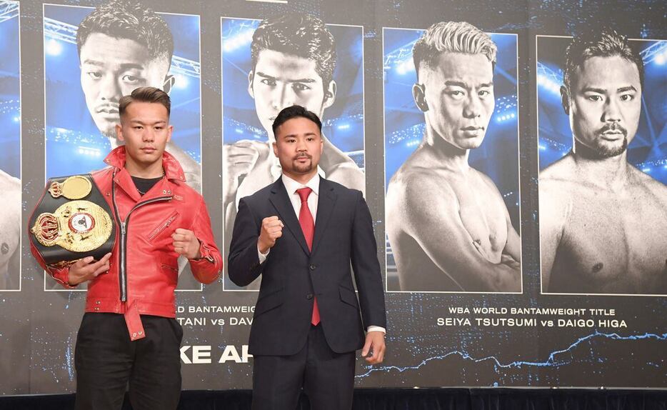 「Prime Video Boxing 11」発表会見でフォトセッションに臨む左から、堤聖也、比嘉大吾＝文京区　（撮影・高橋朋彦）