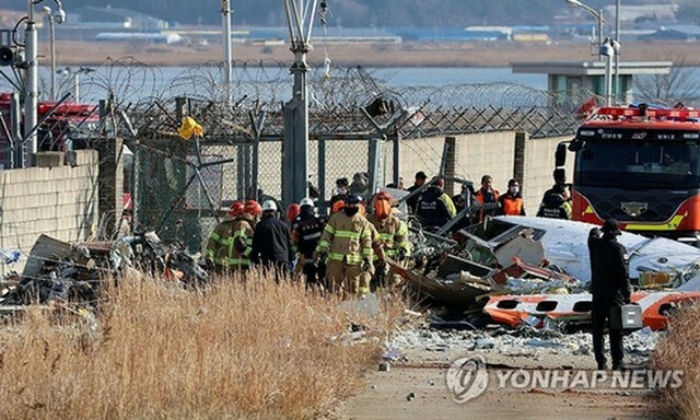 胴体着陸に失敗したチェジュ航空の旅客機＝29日、務安（聯合ニュース）