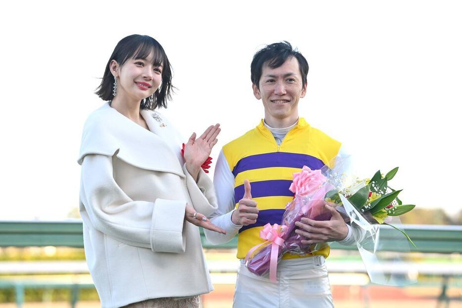 中山大障害をニシノデイジーで制した五十嵐雄祐騎手とプレゼンターの岡田紗佳＝21日、中山競馬場（撮影・奈良武）