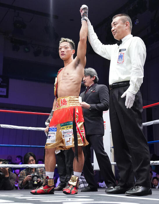 中嶋一輝対辰吉寿以輝　2回TKO勝ちで勝ち名乗りを受ける中嶋（撮影・垰建太）