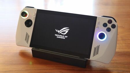 ポータブルゲーミングPCの一種「ROG Ally」。この機種は2023年バージョンで、性能がアップした新型も出ている（筆者撮影）