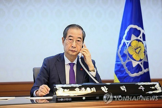 韓国大統領職を代行する韓首相が15日午前、バイデン米大統領と電話会談した（首相室提供）＝（聯合ニュース）≪転載・転用禁止≫