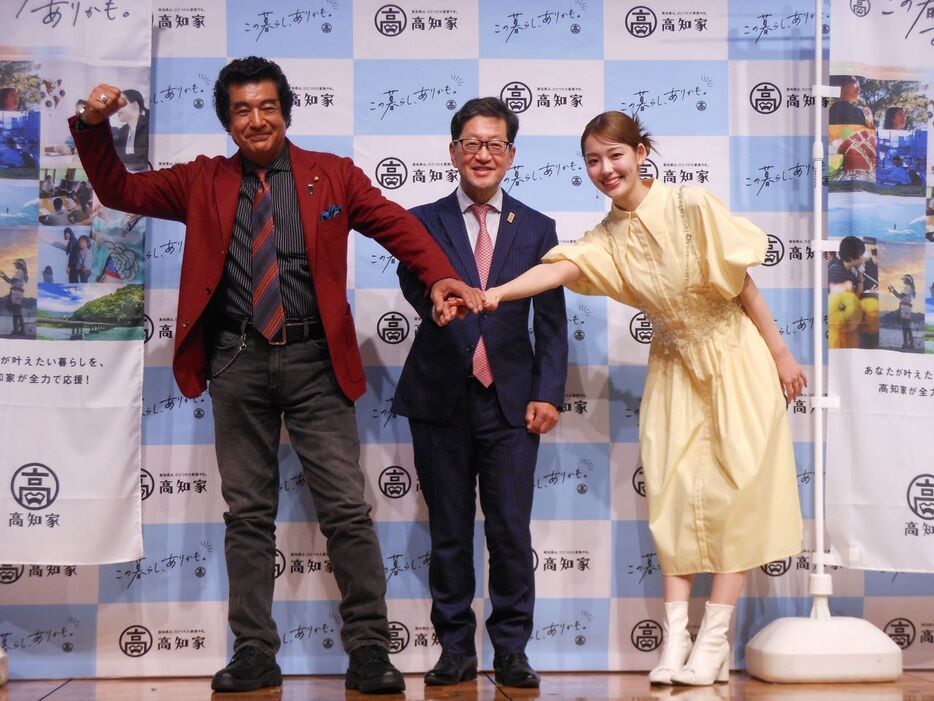 イベントに出席した（左から）藤岡弘、濵田省司知事、中村里帆