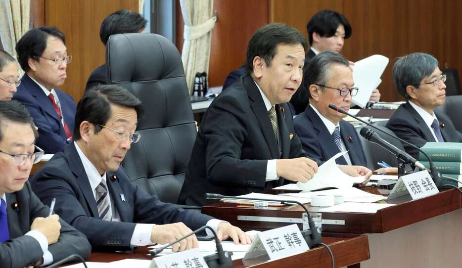 衆院憲法審査会で議論を差配する枝野幸男氏（中央）＝19日午前、国会内（春名中撮影）