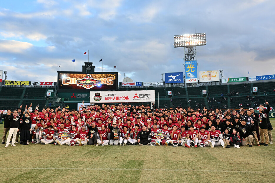 ９年ぶり９度目の優勝を果たした立命大の選手ら＝１５日、甲子園球場