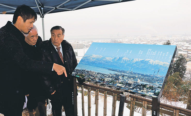 展望台に設置された看板。立山連峰や伏木の町並みを紹介している