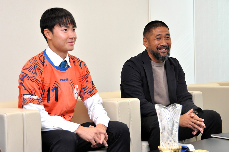 ビーチサッカーの全国大会で初優勝したレーヴェ横浜の大谷選手（左）と奥山代表＝横浜市役所