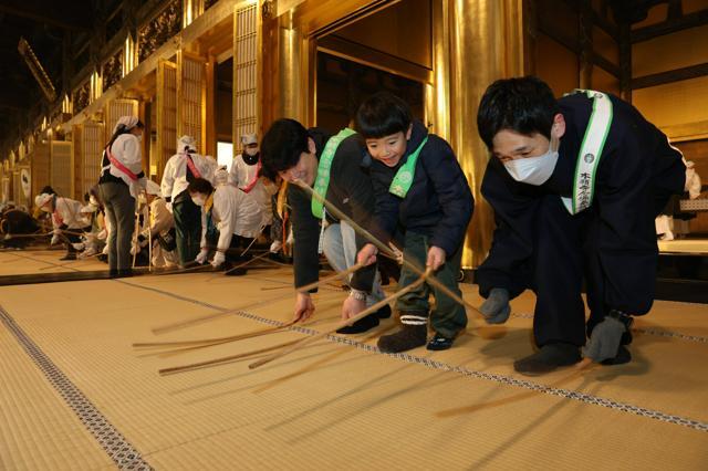 すす払いに参加した子どもも、しっかりとすす竹を振るっていた=2024年12月20日午前7時27分、京都市下京区の西本願寺、新井義顕撮影