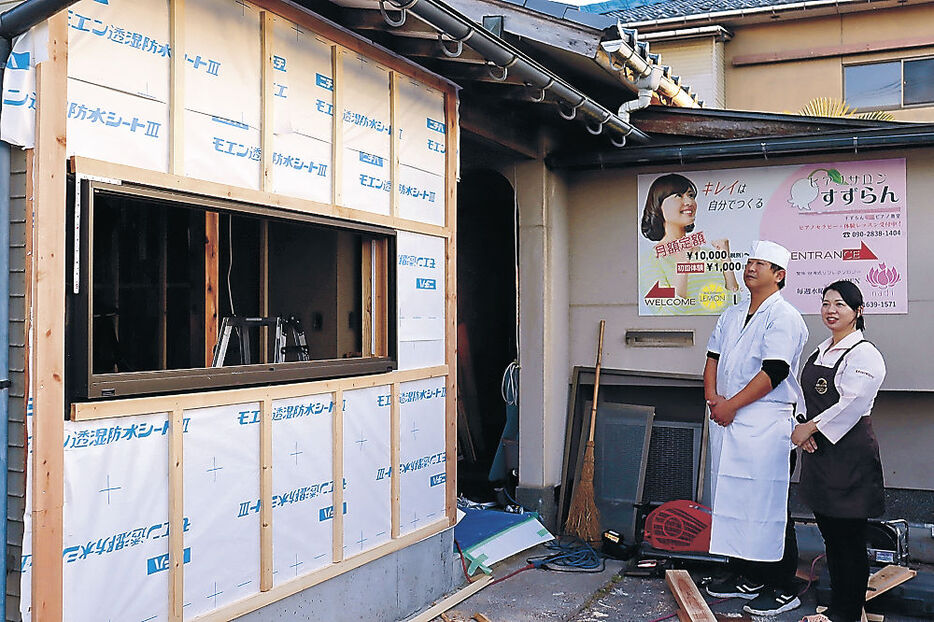 弁当店の開業準備を進める帽子山夫妻＝七尾市古府町