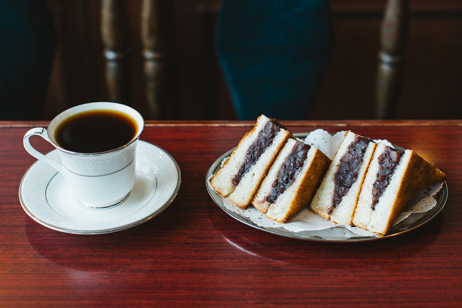 食パンに有塩バターを塗ってトーストし、丹波大納言のつぶ餡を惜しみなく。甘じょっぱい味わいでコーヒーとも最高の相性。650円。