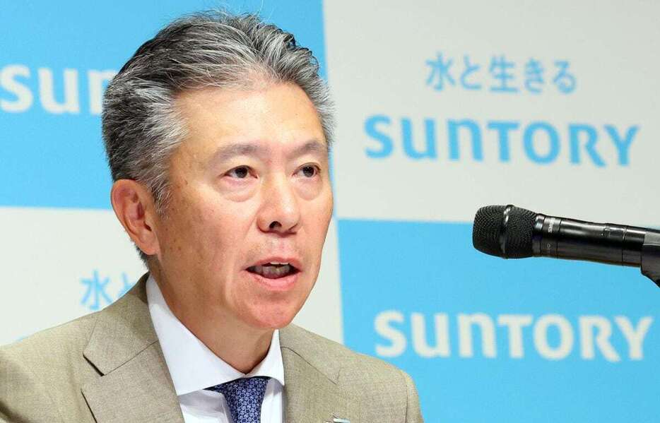 会見するサントリーホールディングスで新しく社長に昇格する鳥井信宏副社長＝12日午後、東京都港区（岩崎叶汰撮影）