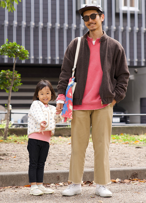 スウェット＝アンセルム　パンツ＝リーバイス　バッグ＝マスターピース　スニーカー＝ヴァンズ