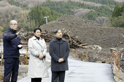 石川県輪島市久手川町の被災地を視察される天皇、皇后両陛下。左は坂口茂市長（１７日）＝代表撮影