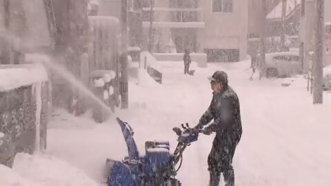 除雪に追われる住民（札幌市内）