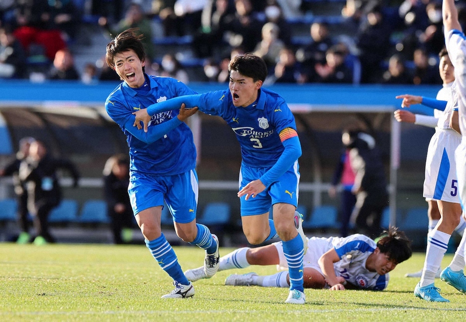 全国高校サッカー選手権＜1回戦　東北学院・奈良育英＞後半、勝ち越しゴールを決め喜ぶ東北学院・阿部幹（中央）（撮影・光山　貴大）