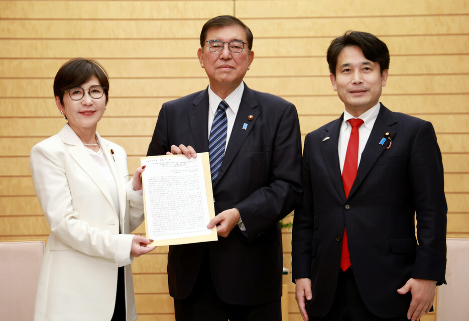 原発の建て替え推進を掲げる自民党の議員連盟の稲田朋美会長（左）らから提言を受け取る石破茂首相（中央）＝１２日午後、首相官邸