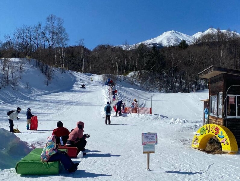 子どもの雪山デビューはキッズパークから。ソリや雪遊びを通して雪の楽しさを体験