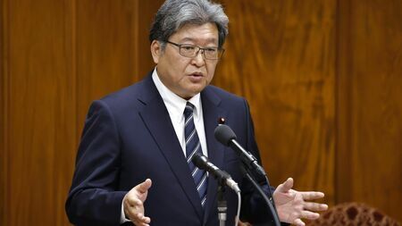 衆院政治倫理審査会で、質問に答える萩生田光一氏（写真：時事）