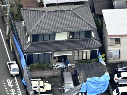 捜索を受ける平原容疑者宅（１９日、北九州市小倉南区で、読売機から）