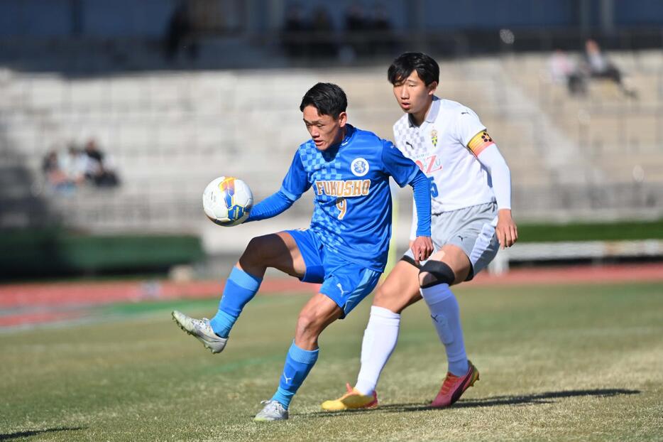 大津（グレー）が福井商に快勝して2回戦進出を決めた（写真◎松田杏子）