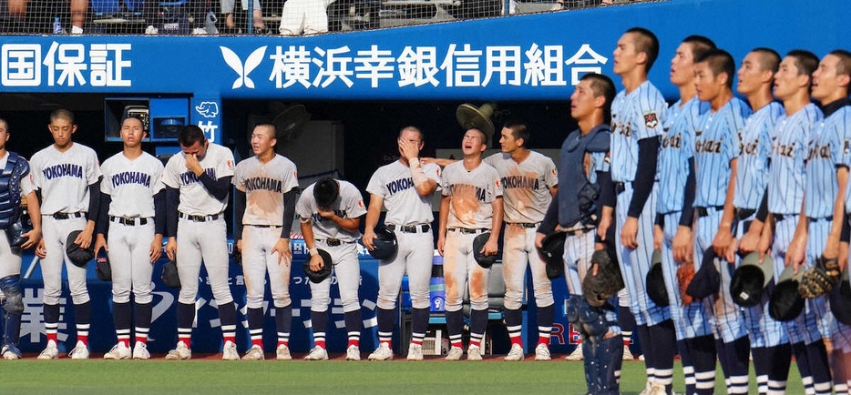 ＜東海大相模・横浜＞東海大相模に敗れた横浜ナイン（撮影・島崎忠彦）