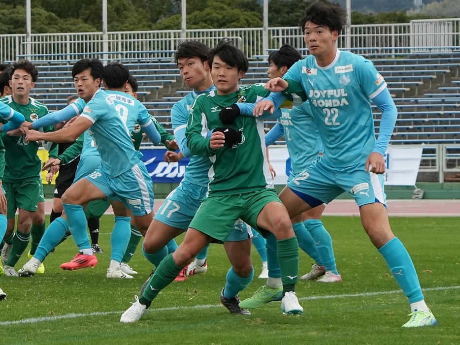 MF山田和樹(写真中央)(Tatsuya TAKEUCHI/GEKISAKA)