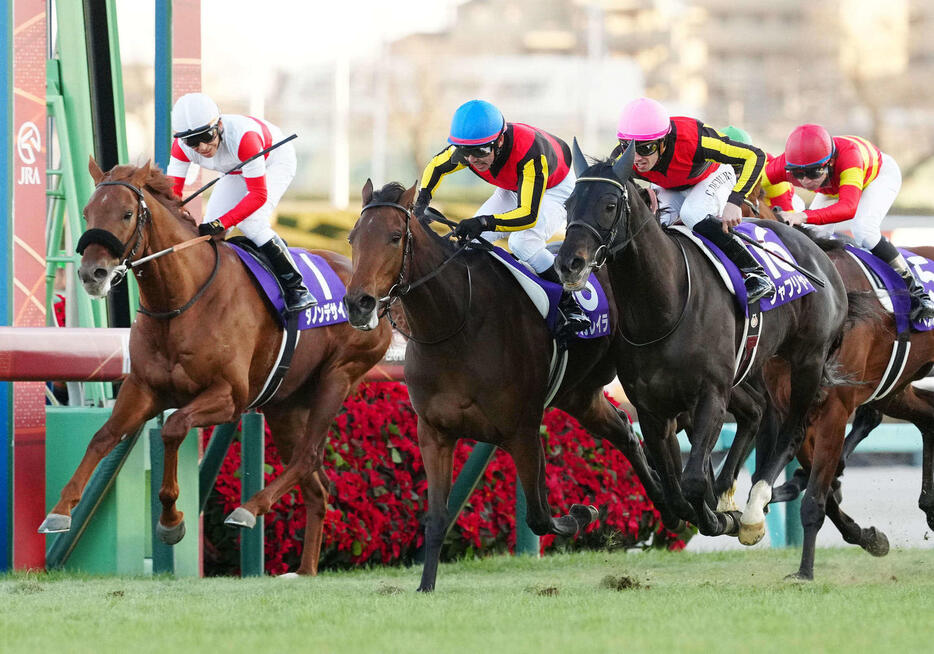 有馬記念を制したレガレイラと戸崎騎手（中央）。右は2着のシャフリヤール、左は3着のダノンデサイル