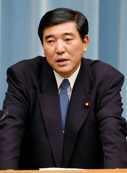 防衛庁長官時代の石破茂氏＝2002年9月