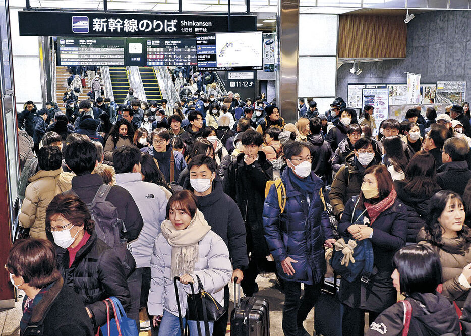 帰省客で混雑する改札前＝２８日午前１１時１８分、金沢駅