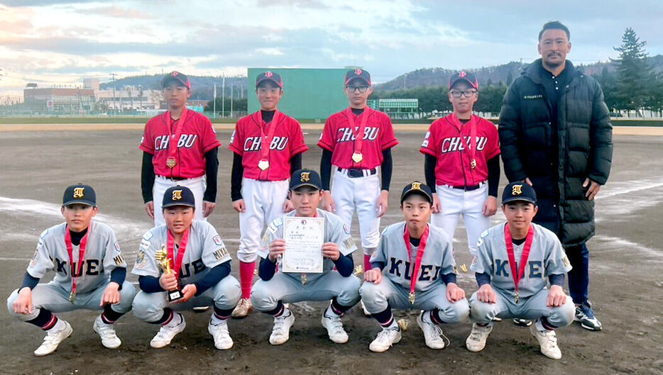 ９人で優勝した仙台育英学園秀光・岩手中部合同ボーイズ